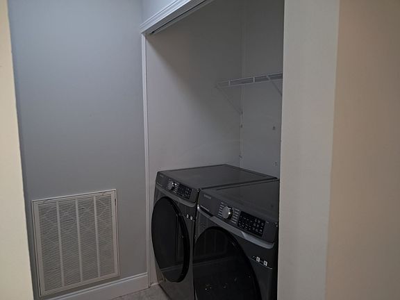 4th image of 208 Tiel Ave