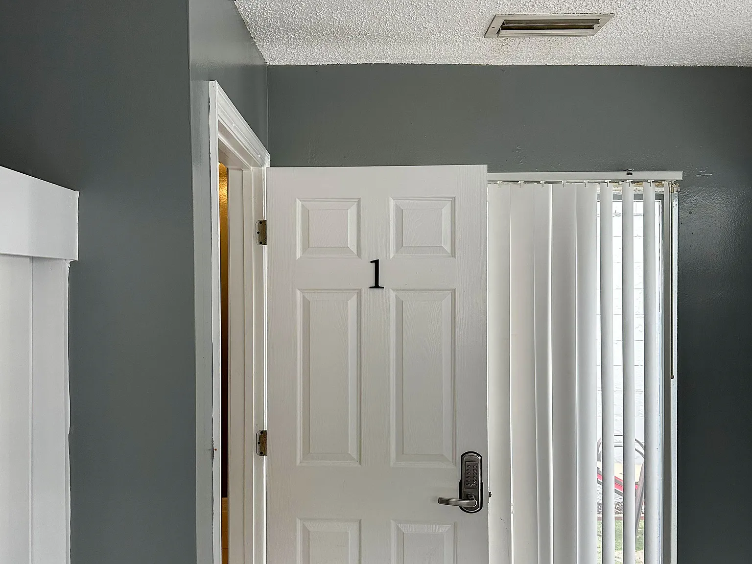 2 bed, 1.0 bath, $884 — Photo 4