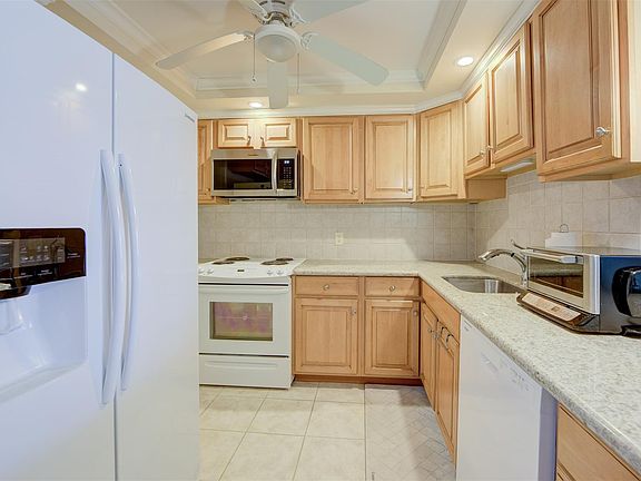 4th image of 305 N Pompano Beach Boulevard #1003