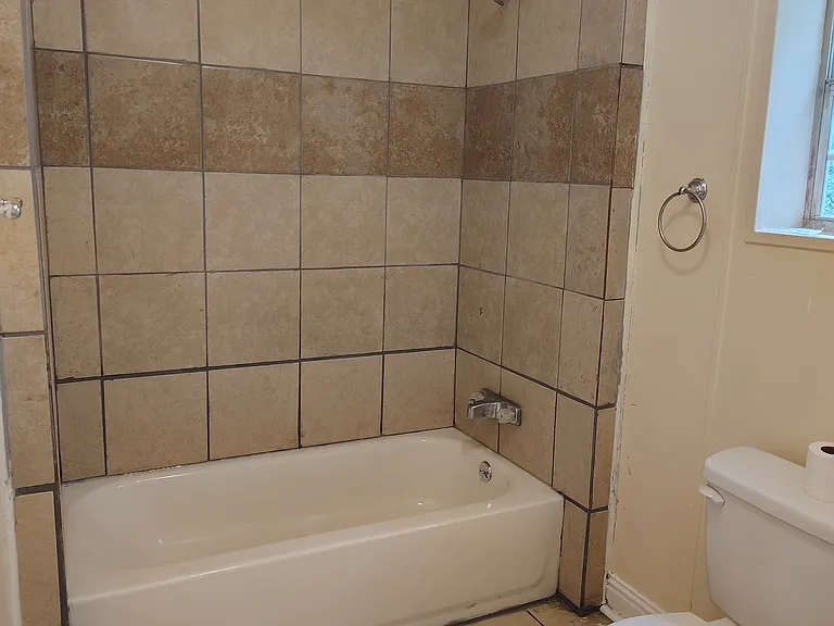 517 N Pine St — Photo 5