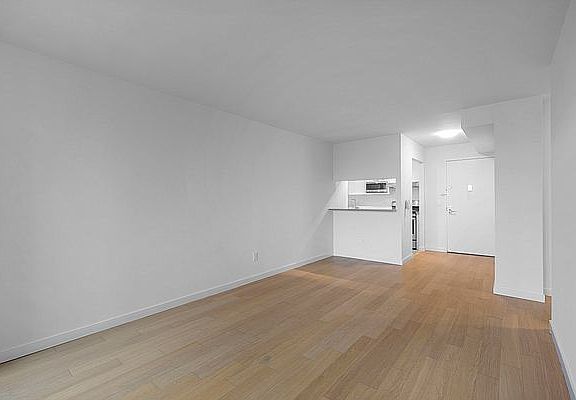 3rd image of 1 Columbus Pl APT N9e