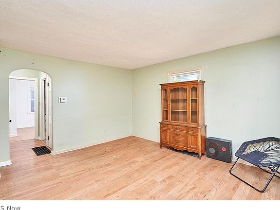 3rd image of 696 Iona Ave