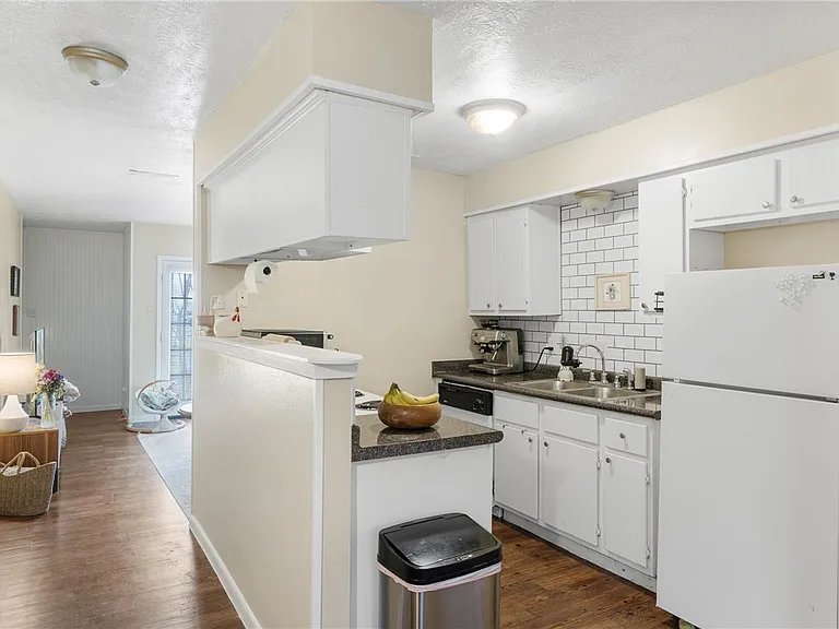 1400 Summit St #A — Photo 8