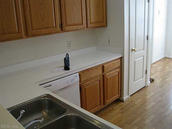 4th image of 517 Salt Aire Ct