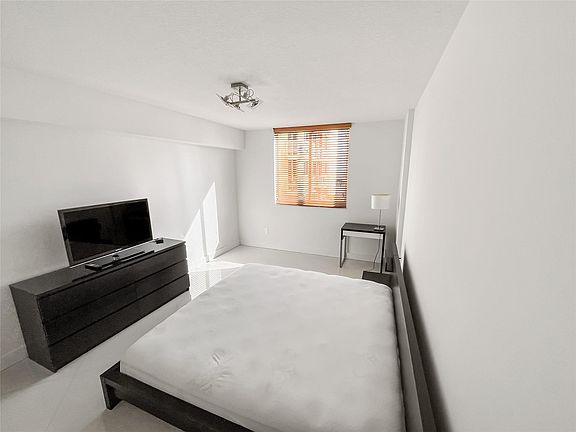 3rd image of 2775 NE 187th Street #627