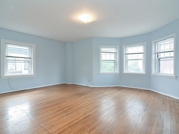 5th image of 923 Beacon St APT 2