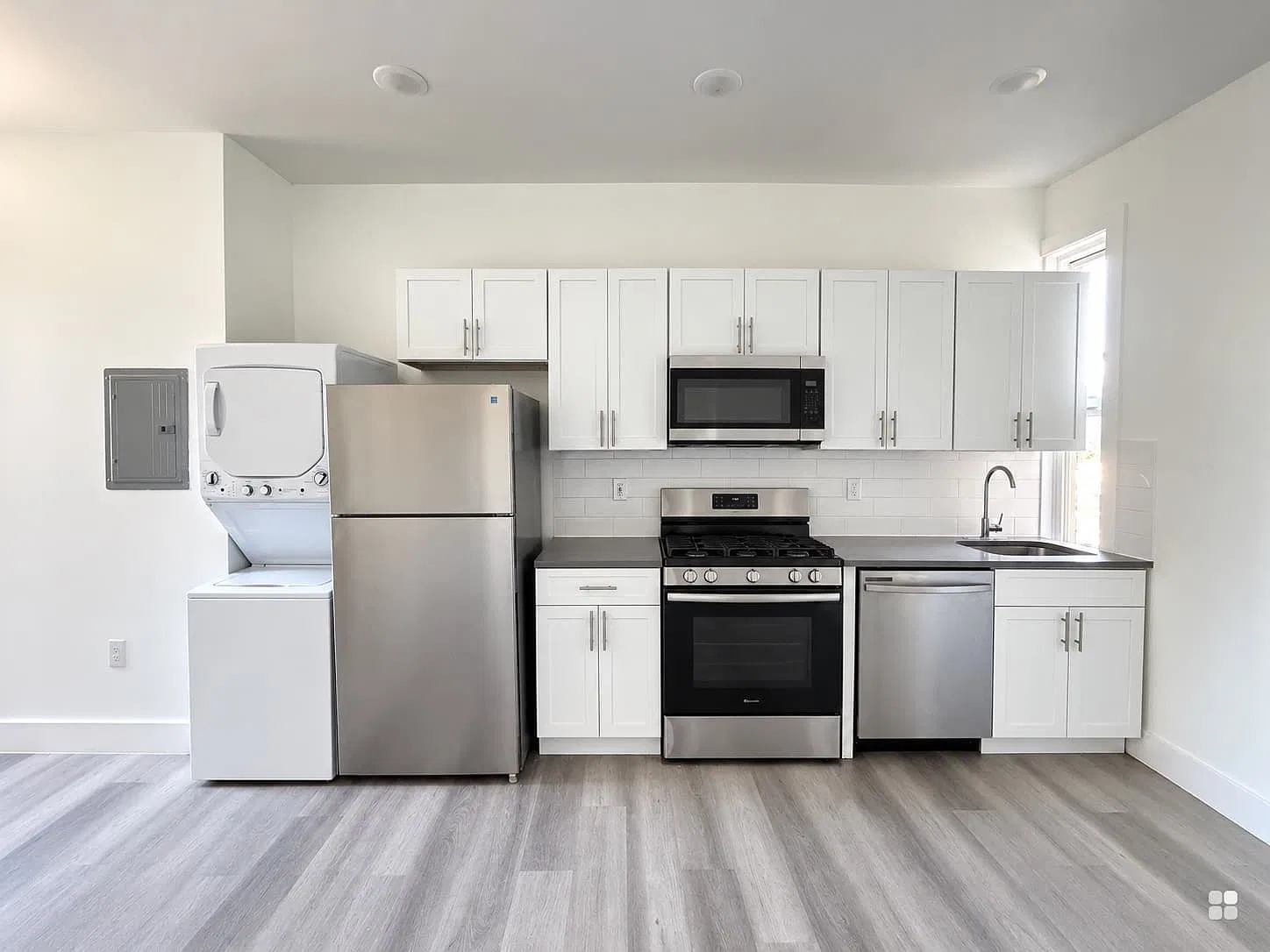 3 bed, 1000 sqft, $3,050 — Photo 1