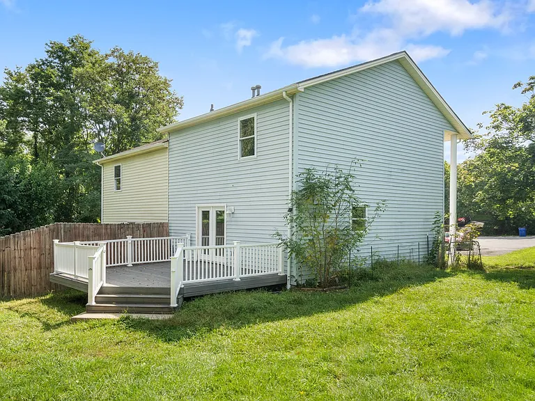 385 Warren St — Photo 21