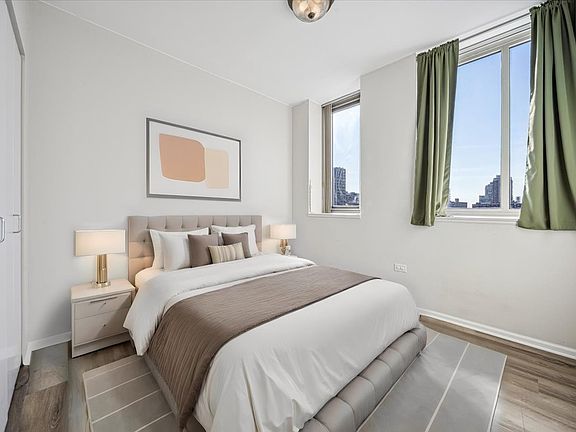 5th image of 1515 S Prairie Ave Unit 702