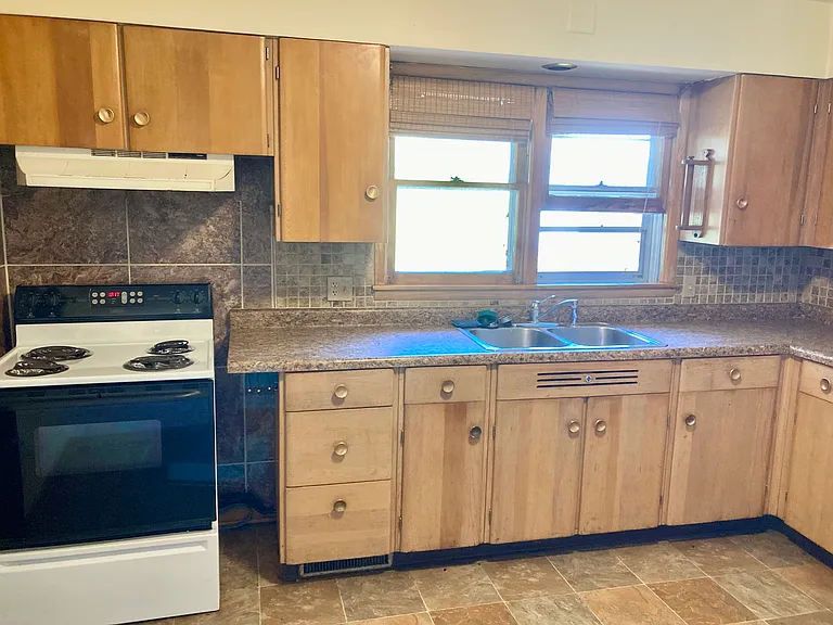 2419 Maple Ave — Photo 6