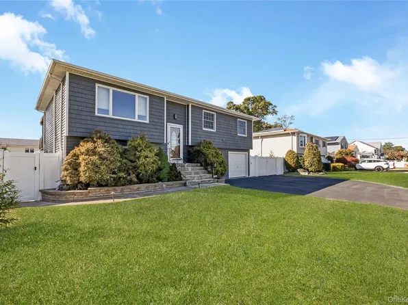 655 Molloy Street, Copiague, NY 11726