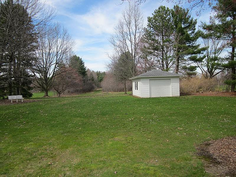 2nd image of 915 Oakes Rd