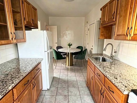 5th image of 186 E 38th St #2