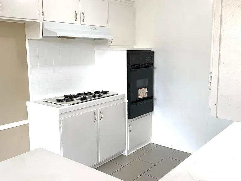 335 N Isabel St #7 — Photo 6