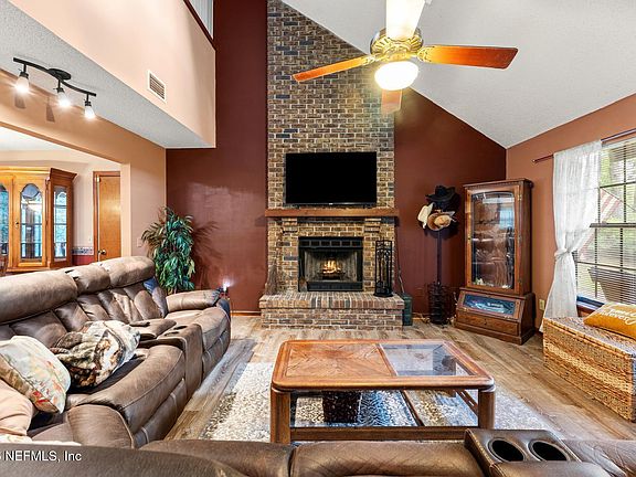 3rd image of 3087 S DEER Avenue