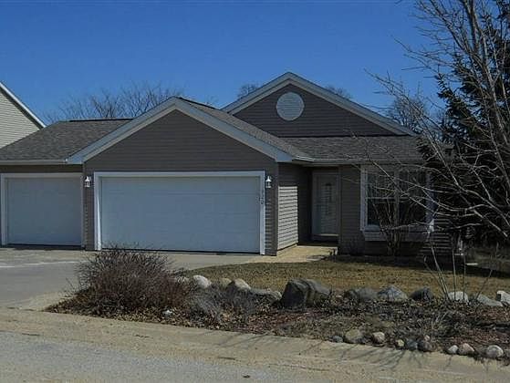 2nd image of 920 Willow Ln