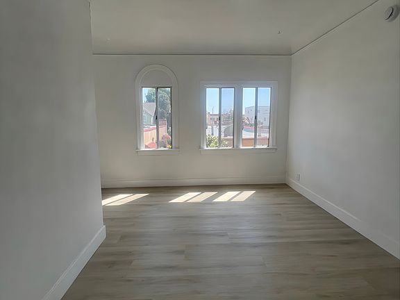 4th image of 533 W 49th St #535
