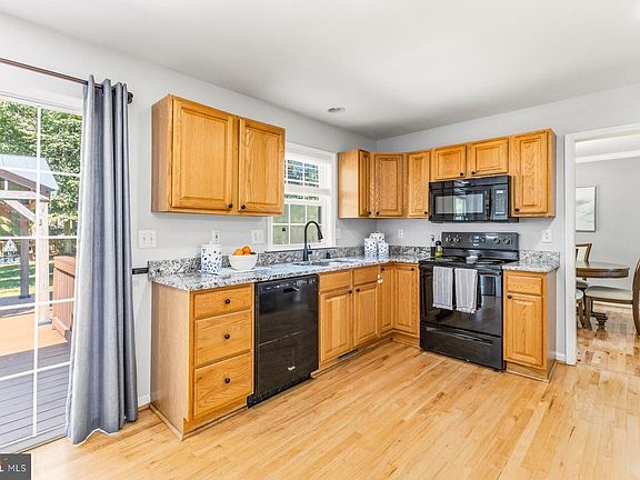 4th image of 1069 Lakeview Dr