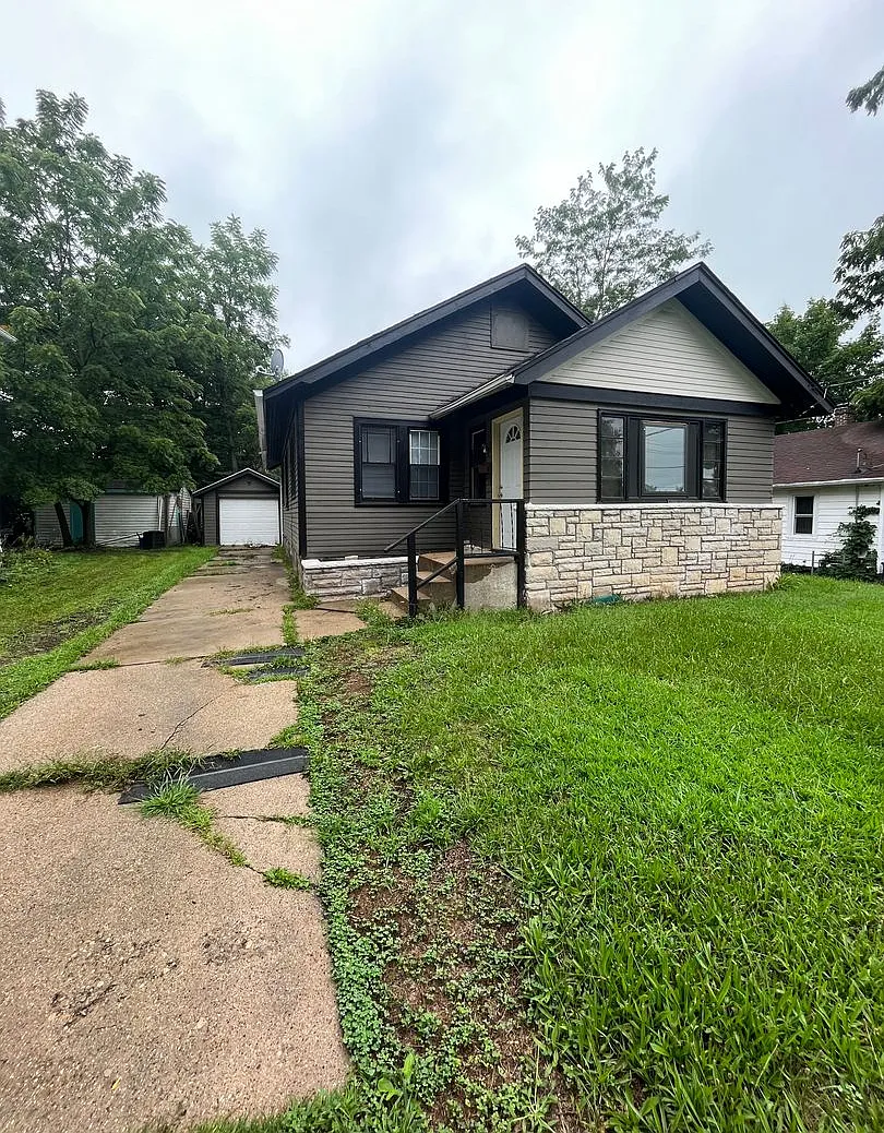 2 Bedroom Home Available In Rockford Section 8 Welcomed — Photo 1