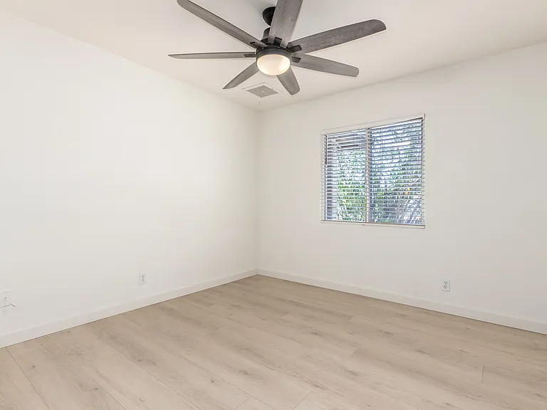 2324 E Palmcroft Dr — Photo 18