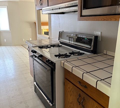 kitchen w/newer appliances (gas stove)