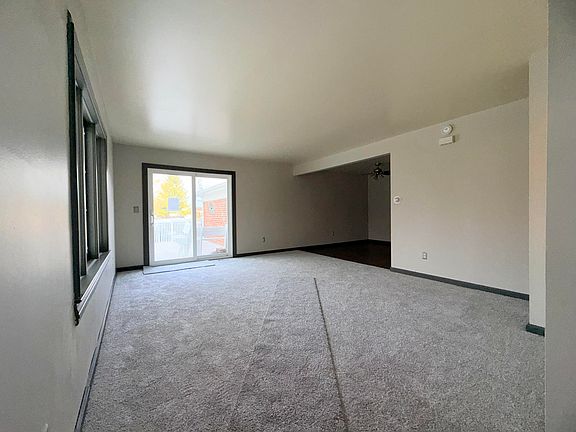 5th image of 27153 Winchester St