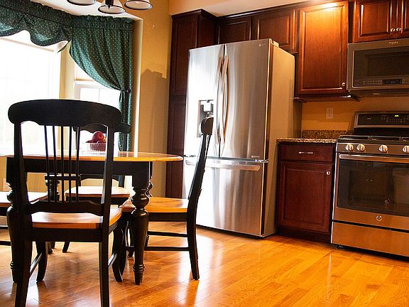 Eat in Kitchen w/Bay Window