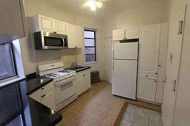 Rented by Robyn Lee, LREB