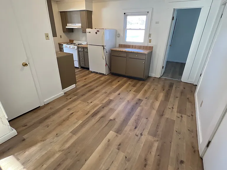 604 E Locust St — Photo 4