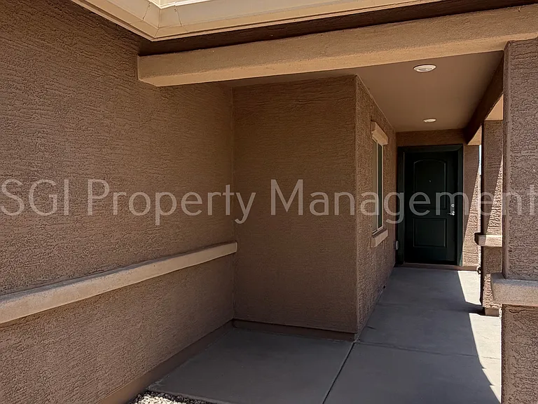 526 W Black Hawk Pl — Photo 2