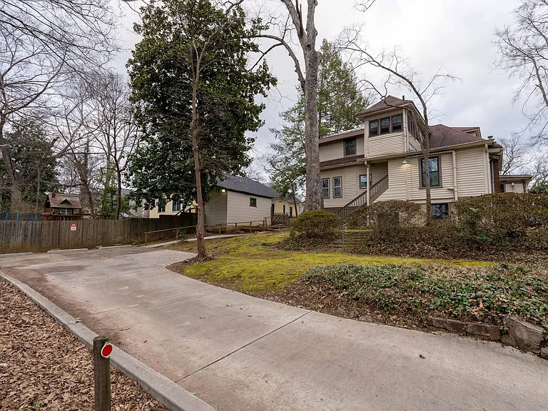 695 Queen St SW #4 — Photo 9