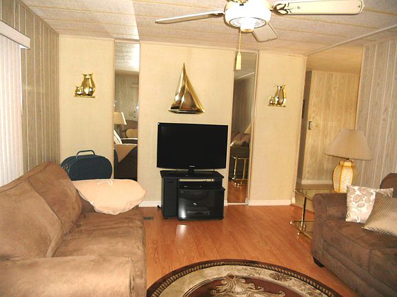 3rd image of 2122 Miramont Cir