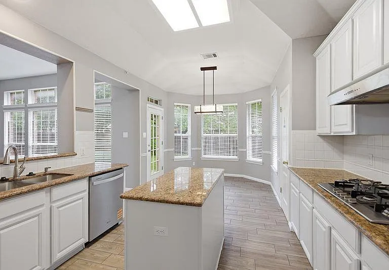 10008 Lachlan Dr — Photo 4