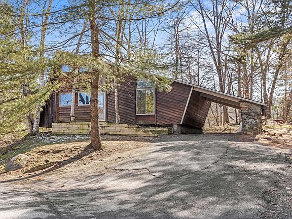 2nd image of 306 Lake Lodge Dr