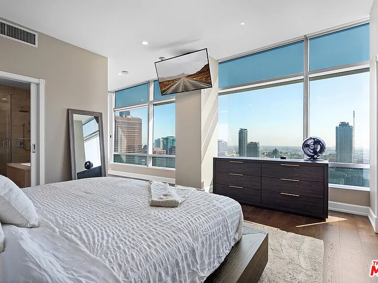 900 W Olympic Blvd #32G — Photo 12
