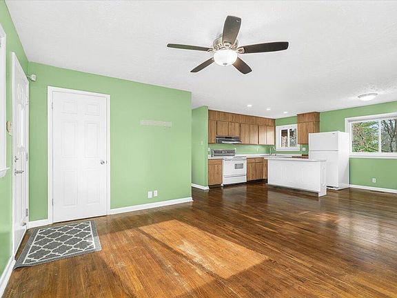 5th image of 136 Tahoma Dr
