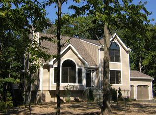 144 Lakeview Ct, Dingmans Ferry, PA 18328