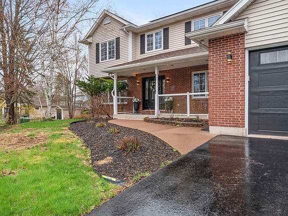 3rd image of 17 Pineview Cres
