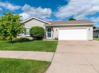 1800 Fieldcrest Dr, Kaukauna, WI 54130