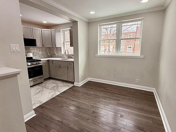 4th image of 4633 Weymouth St