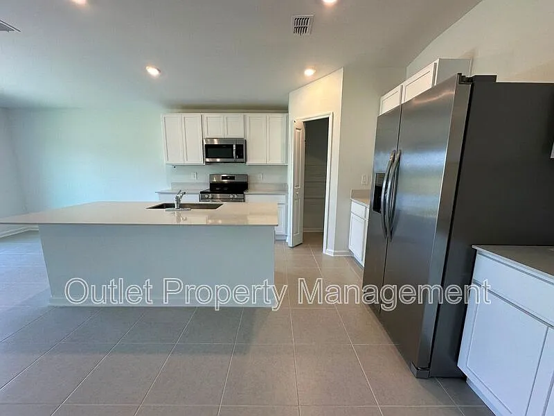 4 bed, 2.0 bath, 1825 sqft, $2,345 — Photo 3