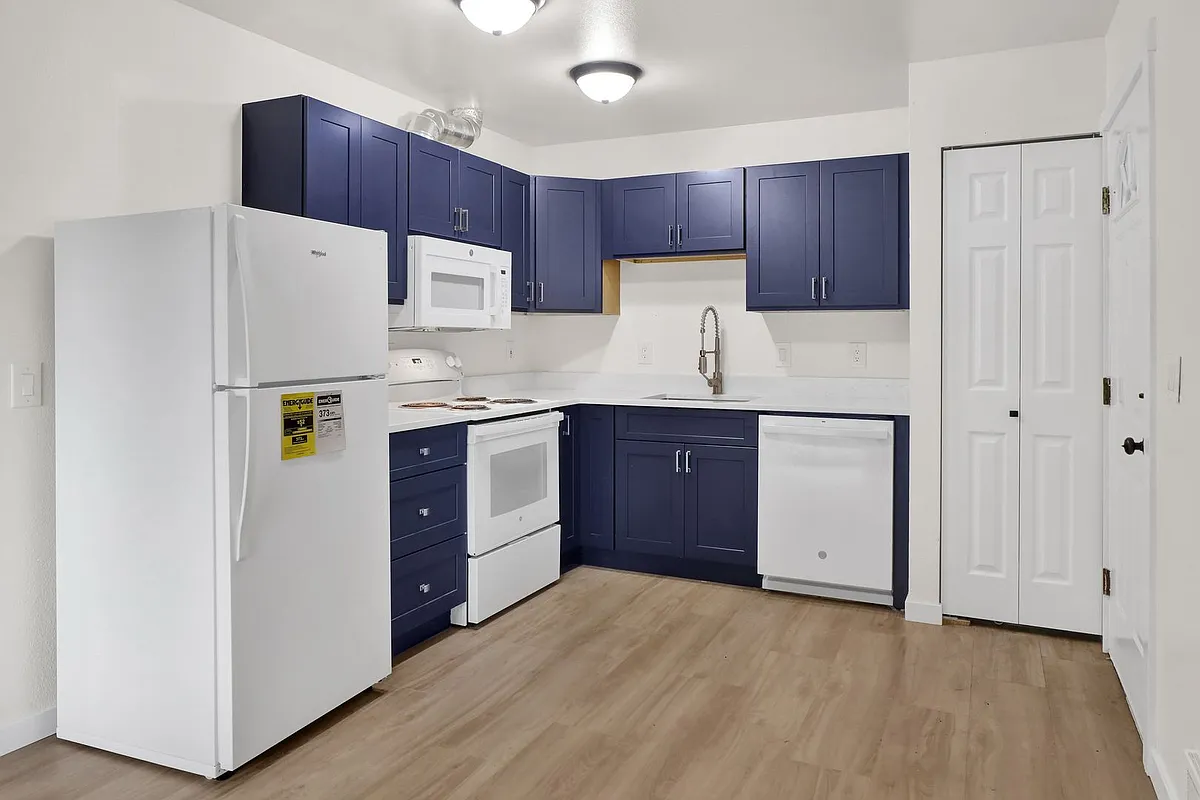 Building Photo - 1401 E Sunset Dr