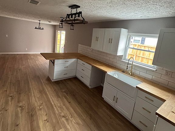 5th image of 614 Jeannine St