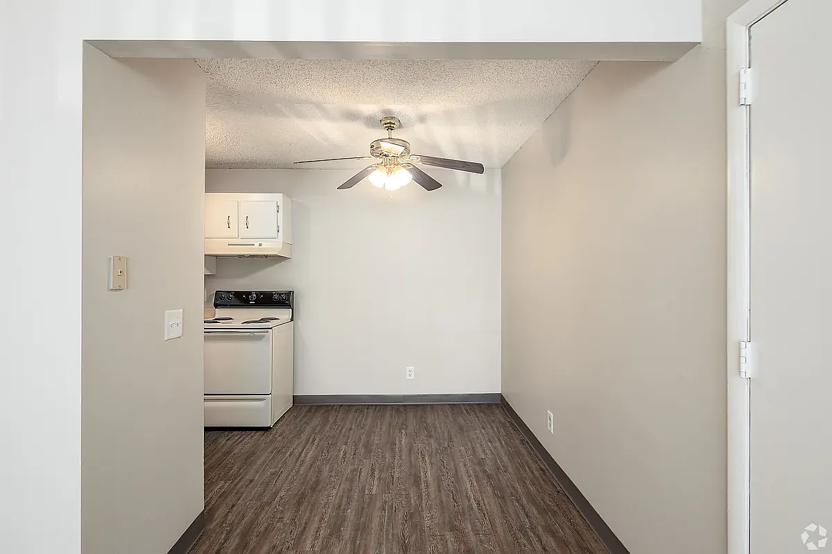 Hartford House Apartments — Photo 4