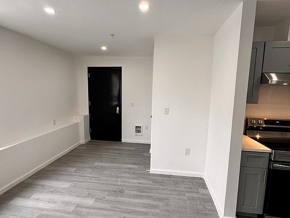 5th image of 2250 Butler St #103