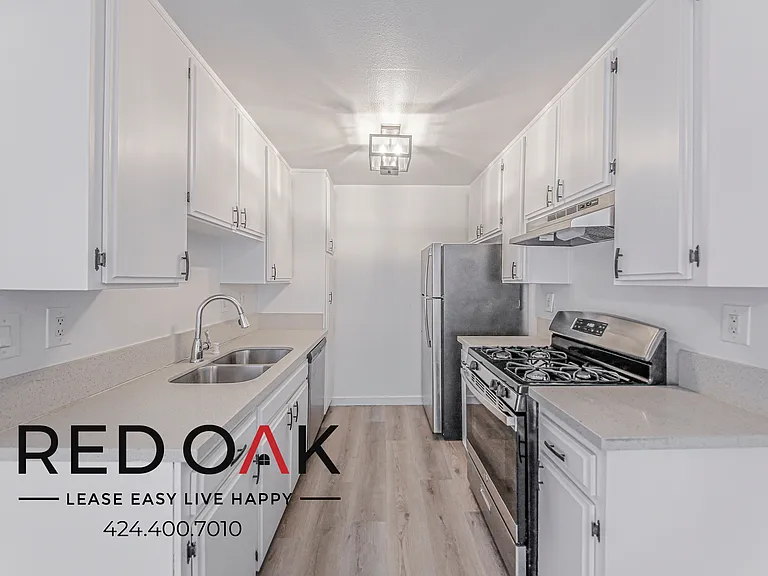 11817 Victory Blvd — Photo 1