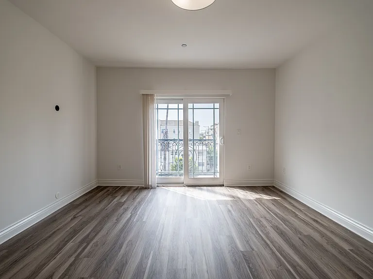 147 S Doheny Dr #303 — Photo 22