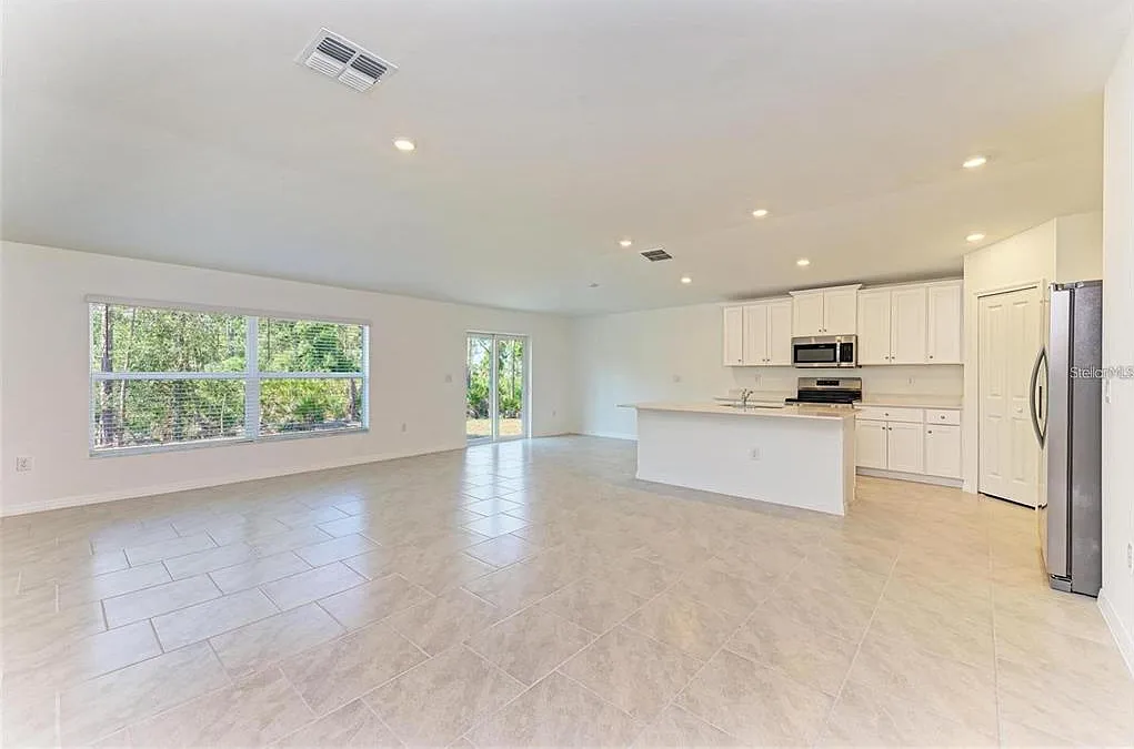 4 bed, 2.0 bath, 1941 sqft, $2,200 — Photo 2