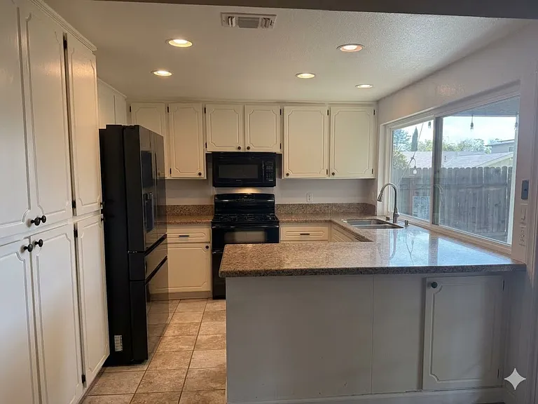 4901 Autumntree Ct — Photo 5