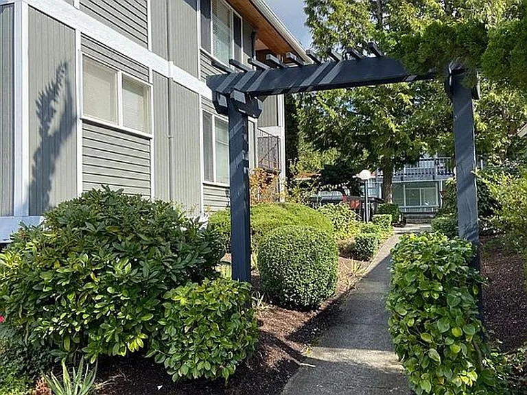Village Gardens — Photo 2